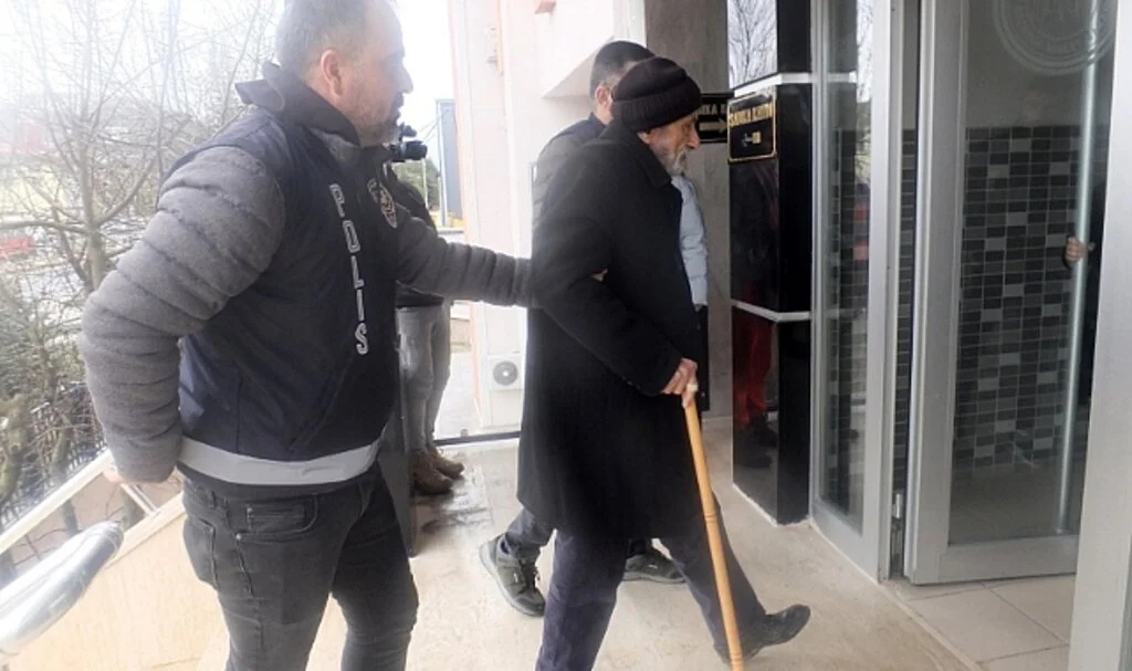 Karısını ve Oğlunu öldüren 87 Yaşındaki Adam Adliyeye Sevk Edildi