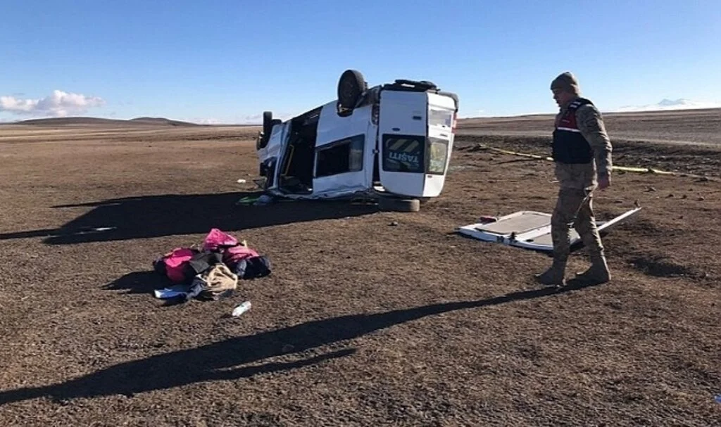 Kars'ta Öğrenci Servisinin Devrilmesi Sonucu 1 Öğrenci Öldü, 14 Öğrenci Yaralandı
