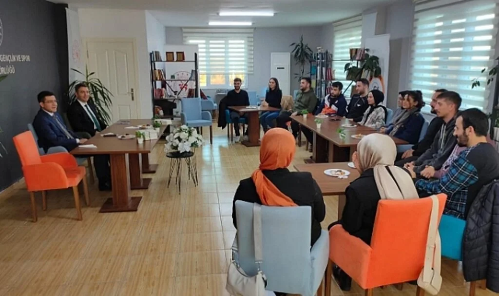 Kaymakam Öz Gençlerle Bir Arada