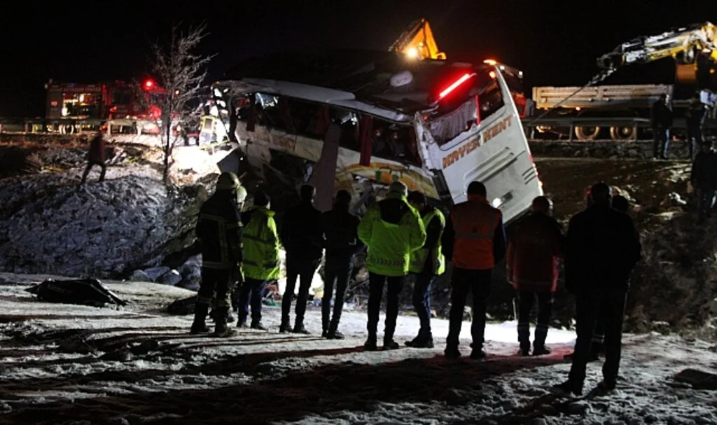 Kayseri'de Yolcu Otobüsü Şarampole Devrildi: 4 Ölü, 24 Yaralı
