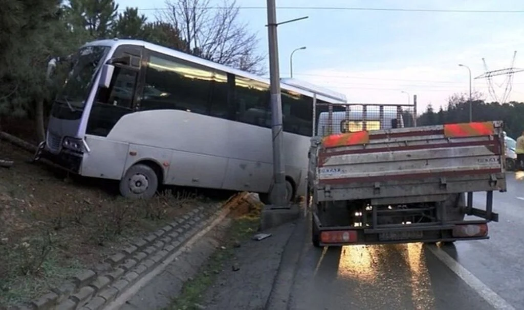 Kazayı Görüp, Diğer Sürücüleri Uyarmak İsterken Minibüs Çarptı