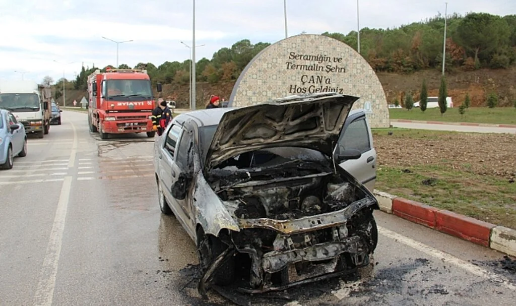  Kırmızı Işıkta Duramayan Araç Öndeki Araçlara Çarparak Alev Aldı