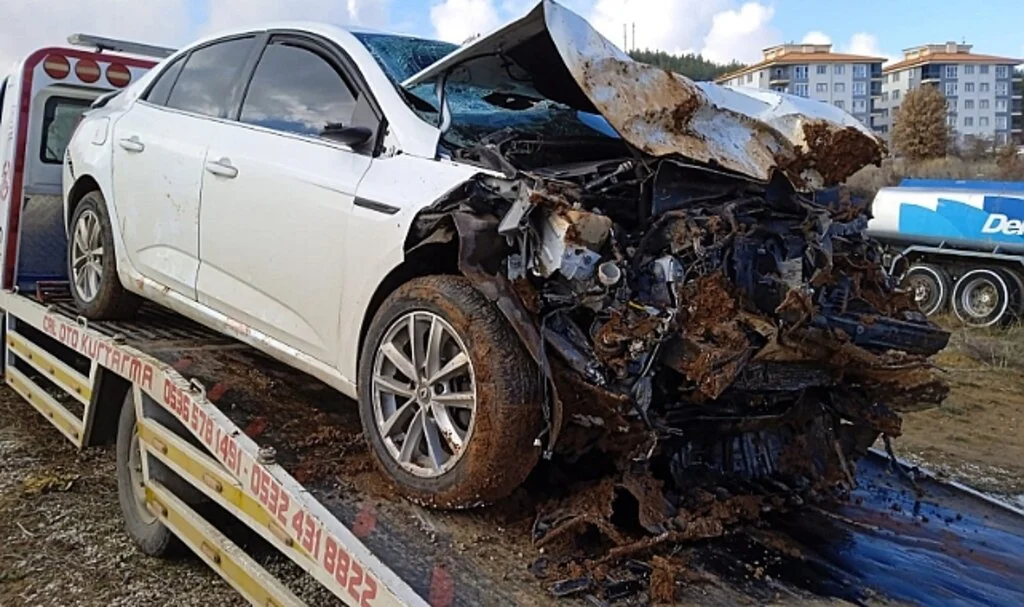 Kontrolden Çıkan Otomobil Köprüden Yere Çakıldı: 1 Ölü, 2 Yaralı