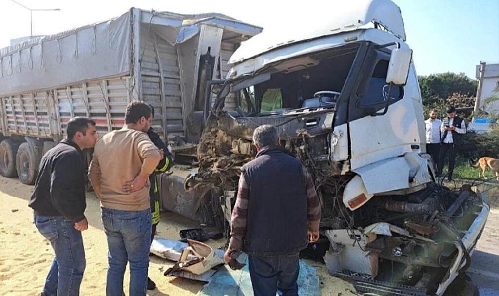 Köpeğe Çarpmamak İçin Ani Firen Yapınca Tırlar Çarpıştı