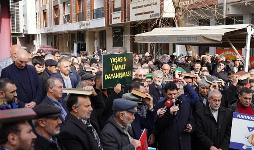 Küçükçekmece’de Kur’an-ı Kerim’in Yakılmasına Tepki Eylemi Düzenlendi
