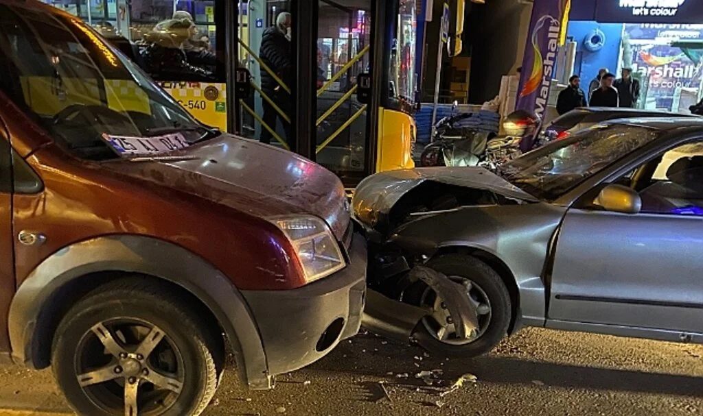 Maltepe’de 2 Otomobil Kafa Kafaya Çarpıştı: 1 Yaralı