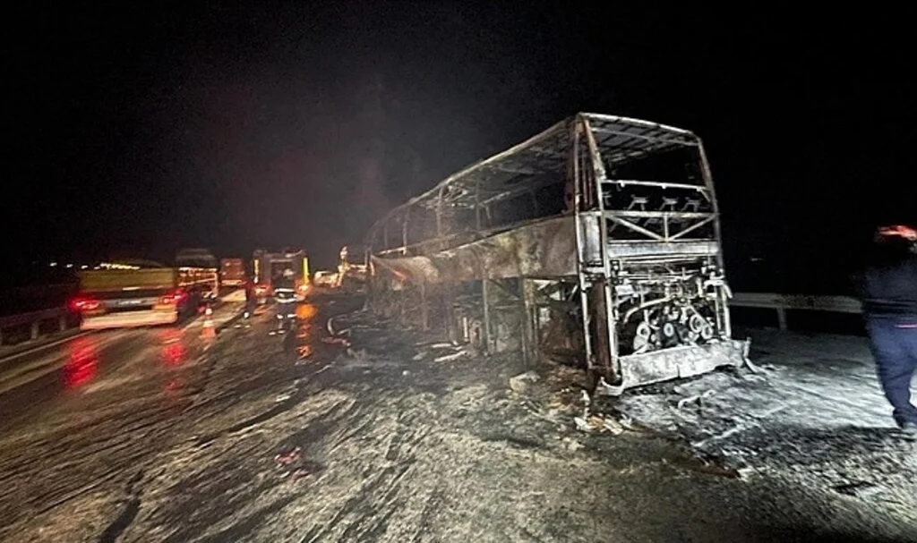 Mersin'de Otobüsün Tıra Çarpması Sonucu 3 Kişi Öldü, 23 Kişi Yaralandı