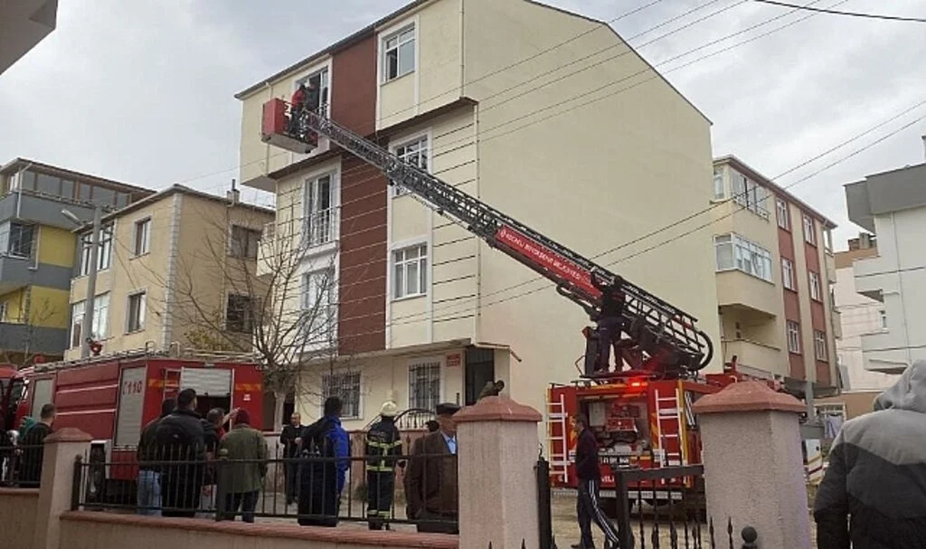 Mutfakta Yangın Çıktı, 11 Kişi Hastanelik Oldu