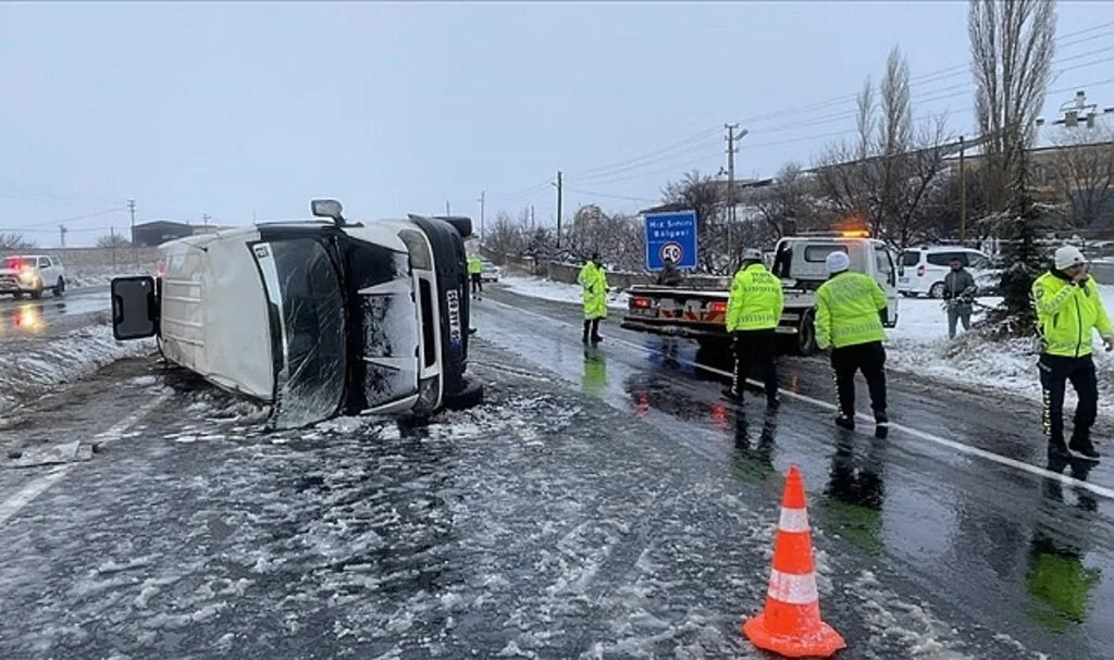 Nevşehir'de Devrilen İşçi Servisindeki 1 Kişi Öldü, 12 Kişi Yaralandı
