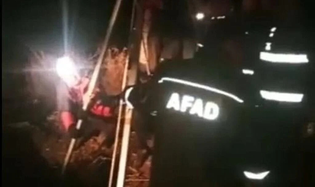 Neye Uğradığını Şaşırdı: Arkadaşıyla Gezerken 30 Metrelik Kuyuya Düştü