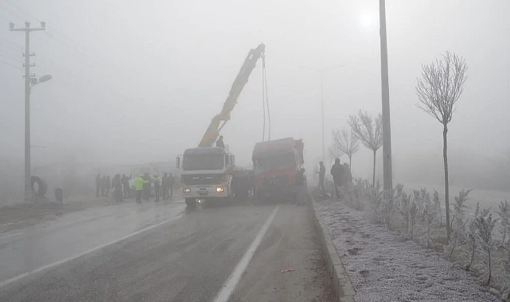 Okul Servisi Zincirleme Kazaya Karıştı: 18'i Öğrenci 19 Yaralı