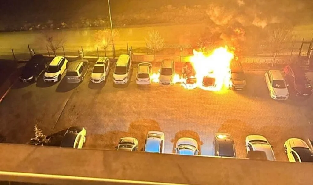 Otomobilin Elektrik Aksamındaki Yangın 5 Aracı Küle Çevirdi