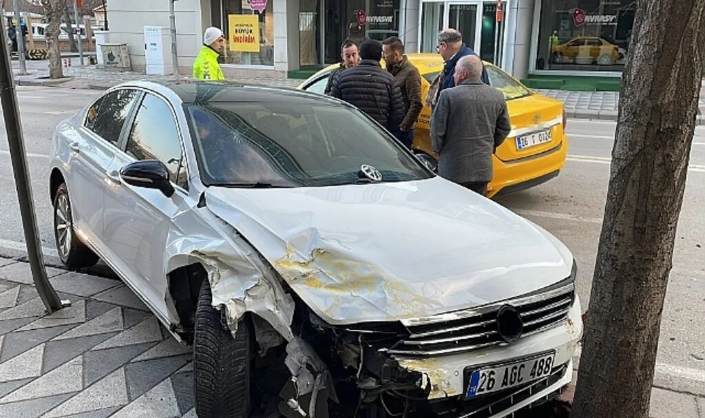 Otomobille Ticari Taksi Çarpıştı: 1’i Ağır 2 Yaralı