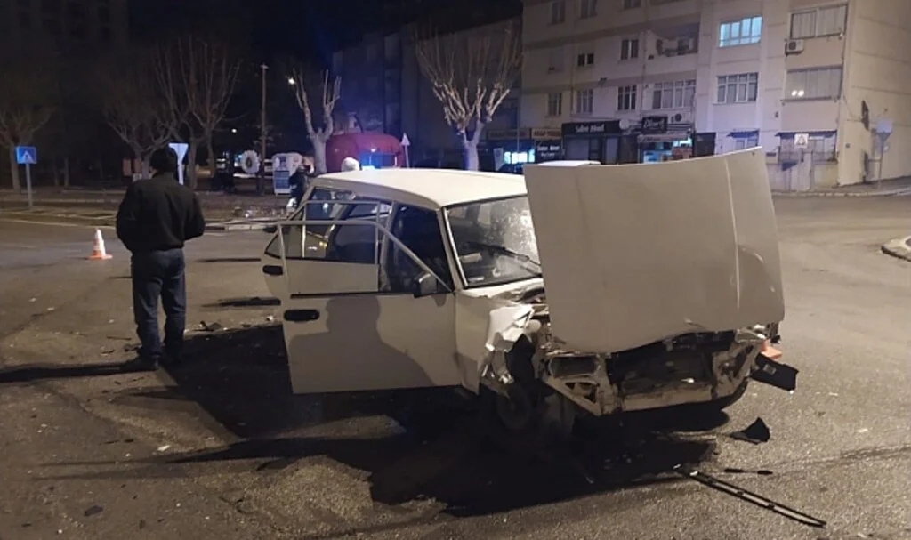 Otomobiller Kavşakta Çarpıştı, 2 Kişi Yaralandı: Kaza Anı Kamerada