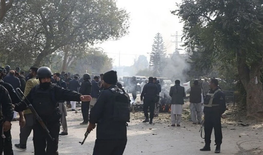 Pakistan'da Camide Patlama: En Az 70 Yaralı