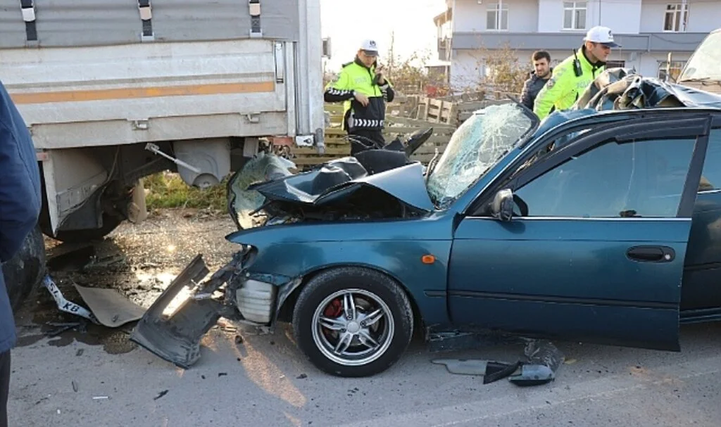 Park Halindeki Kamyona Ok Gibi Saplandı: 1 Ölü, 1 Ağır Yaralı