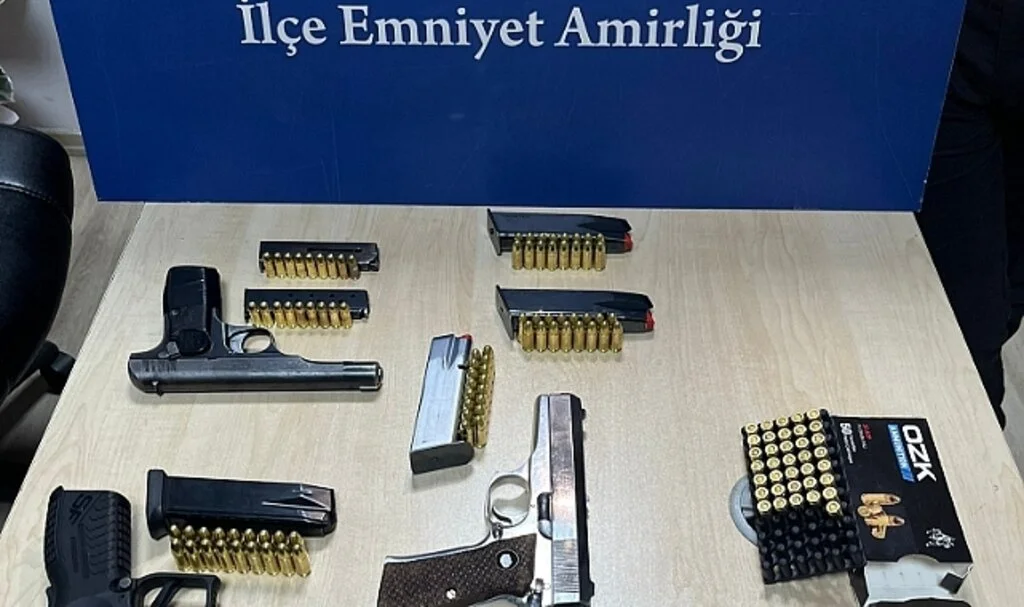 Salıpazarı İlçesinde Bir Araçta 3 Ruhsatsız Tabanca Ele Geçirildi