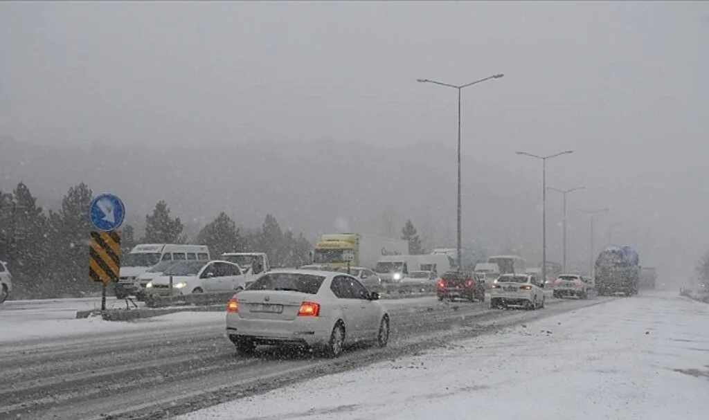 Samsun-Ankara Kara Yolunun Çorum Kesiminde Kar Ulaşımı Güçleştirdi