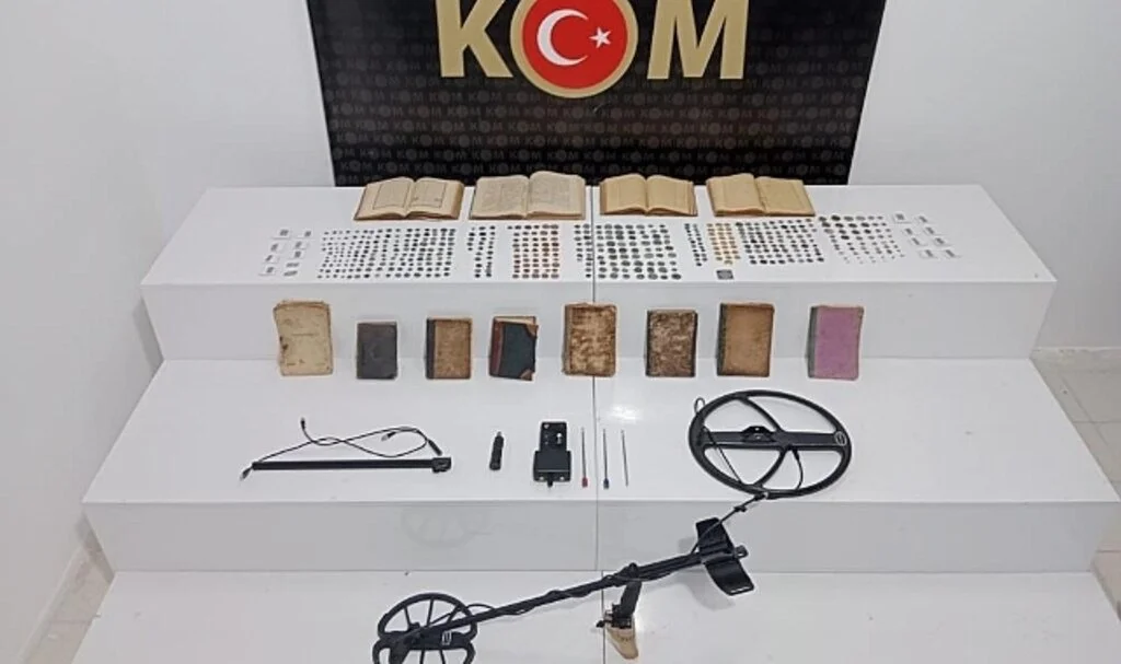 Samsun'da 503 Adet Altın Para, Sikke ve 12 Adet El Yazmalı Kitap Ele Geçirildi
