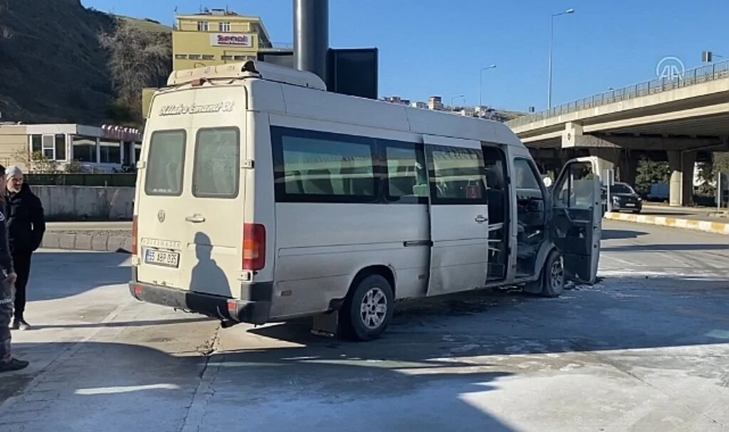 Samsun'da Akaryakıt İstasyonundaki Minibüste Çıkan Yangın Söndürüldü
