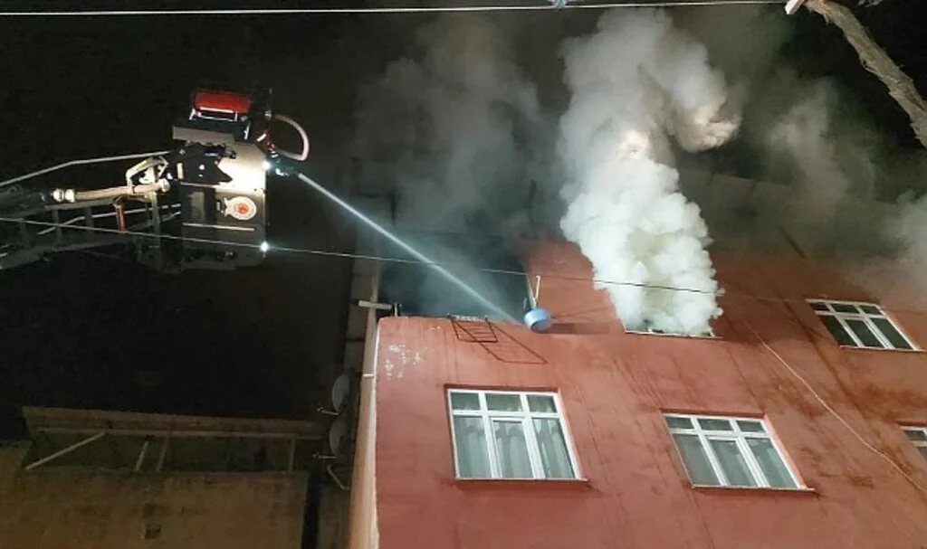 Samsun'da Alev Topuna Dönen Evde Baygınlık Geçiren Adamı Arkadaşları Kurtardı