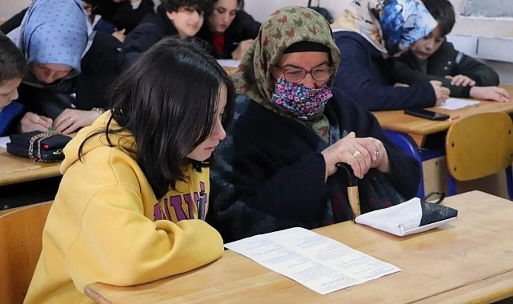 Samsun’da Anneanneler Torunlarıyla Aynı Sırada Sınava Girdi