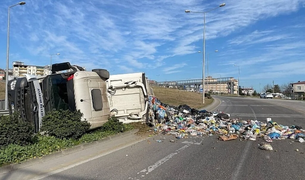Samsun'da Devrilen Çöp Yüklü Tır Trafiği Aksattı
