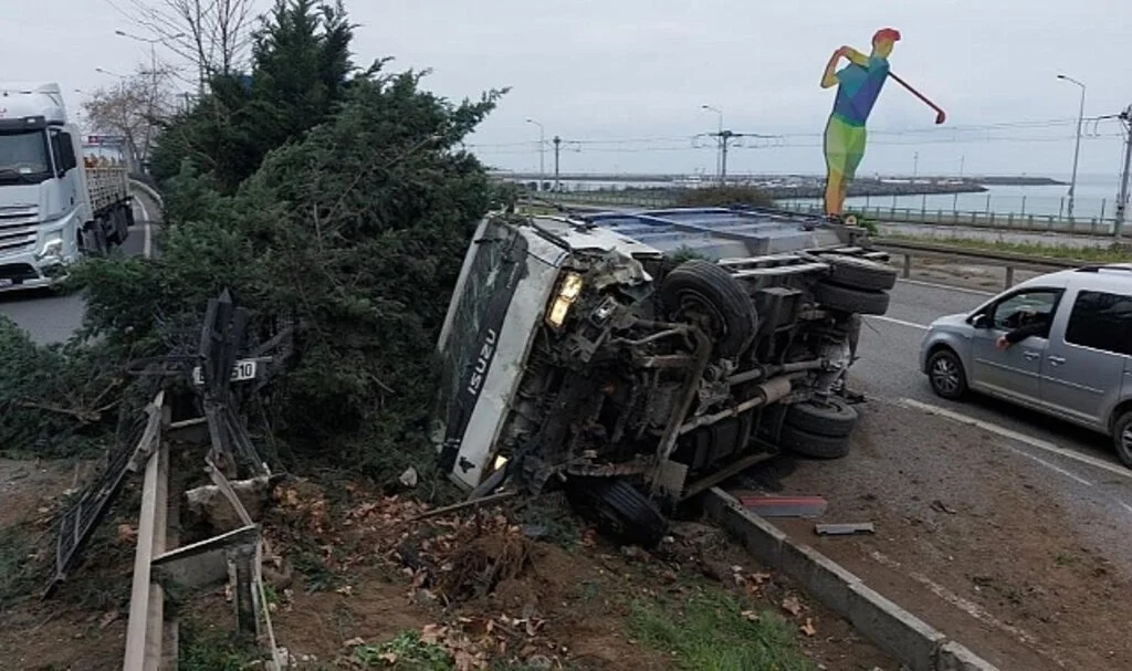 Samsun'da Devrilen Kamyonetin Sürücüsünü Emniyet Kemeri Kurtardı