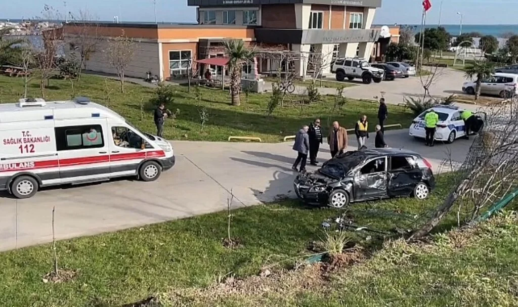 Samsun'da Devrilen Otomobildeki 3 Genç Yaralandı
