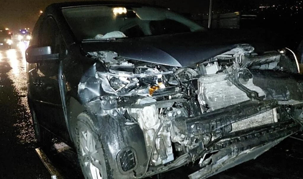 Samsun'da Hafif Ticari Araç Bariyere Çarptı: 3 Yaralı