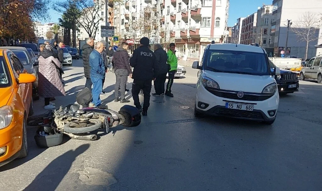 Samsun'da Hafif Ticari Araçla Çarpışan Motosikletin Sürücüsü Yaralandı