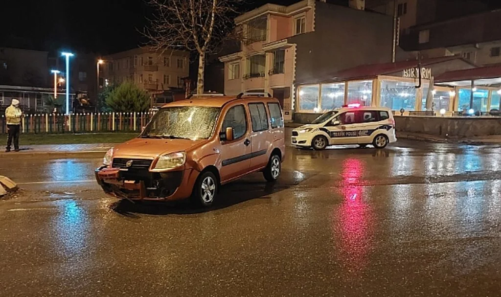 Samsun'da Hafif Ticari Araçla Çarpışan Otomobilin Sürücüsü Yaralandı