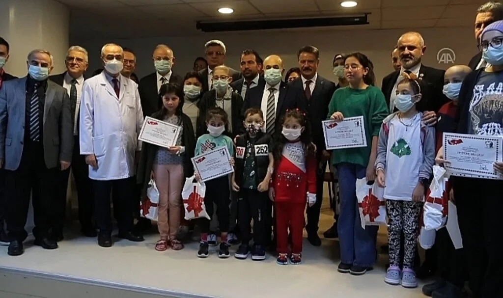 Samsun'da Hastanede Eğitim Gören Öğrencilere Karneleri Verildi