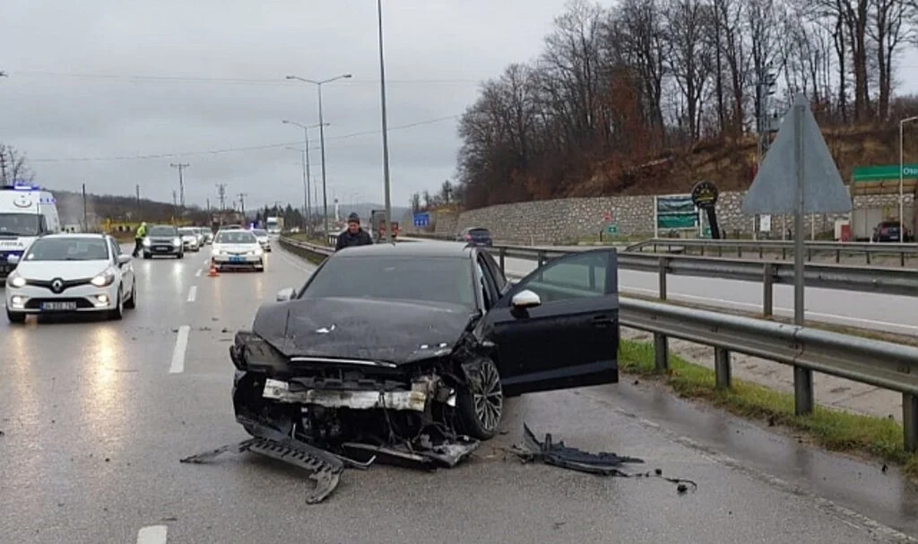 Samsun'da İki Otomobilin Çarpıştığı Kazada Sürücüler Yaralandı