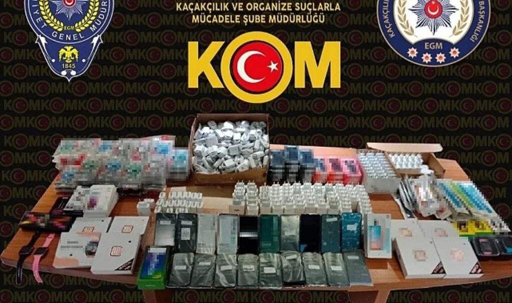 Samsun'da Kaçak Cep Telefonu ve Aksesuarı Ele Geçirildi