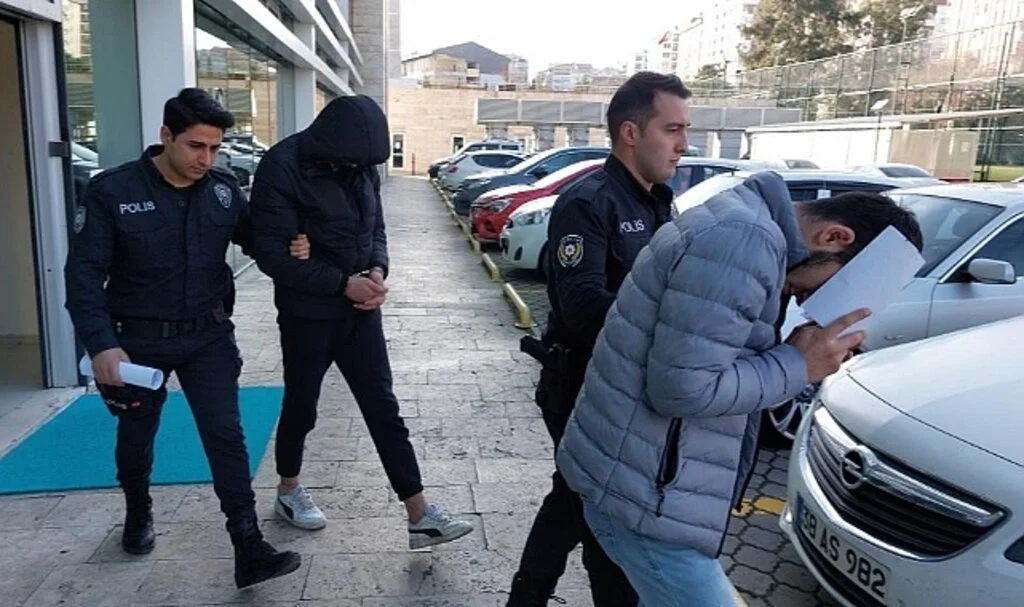 Samsun'da Kamyonetin Arka Kapısını Çalıp Satmaya 2 Tutuklama