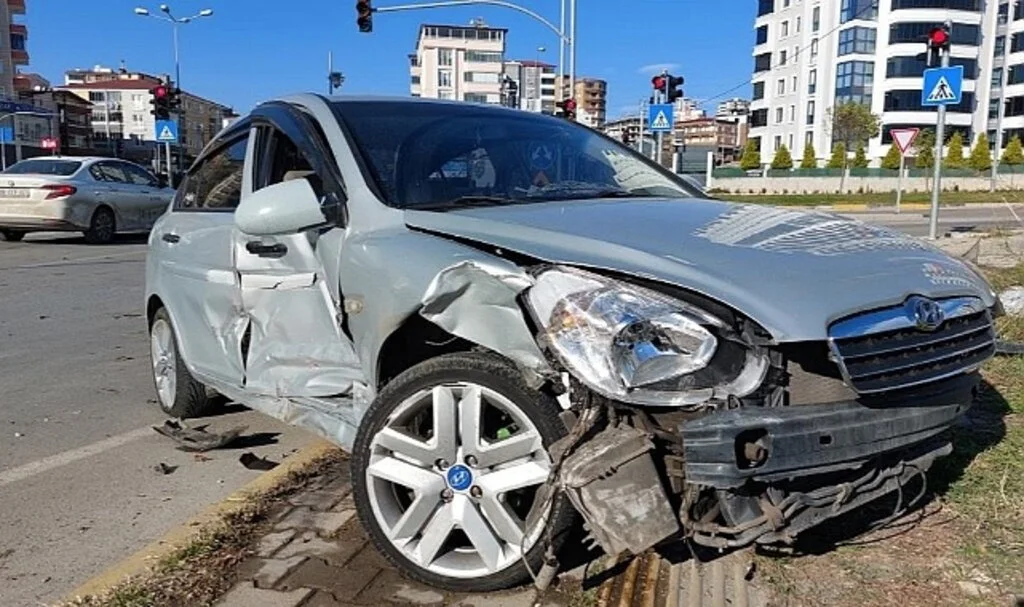 Samsun'da Kavşakta İki Otomobil Çarpıştı: 4 Yaralı