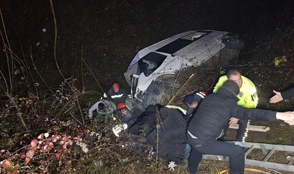 Samsun’da Kontrolden Çıkan Minibüs Su Kanalına Devrildi: 4 Yaralı