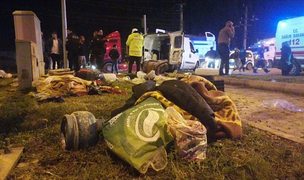 Samsun'da Otomobil ile Hafif Ticari Aracın Çarpışması Sonucu 6 Kişi Yaralandı 