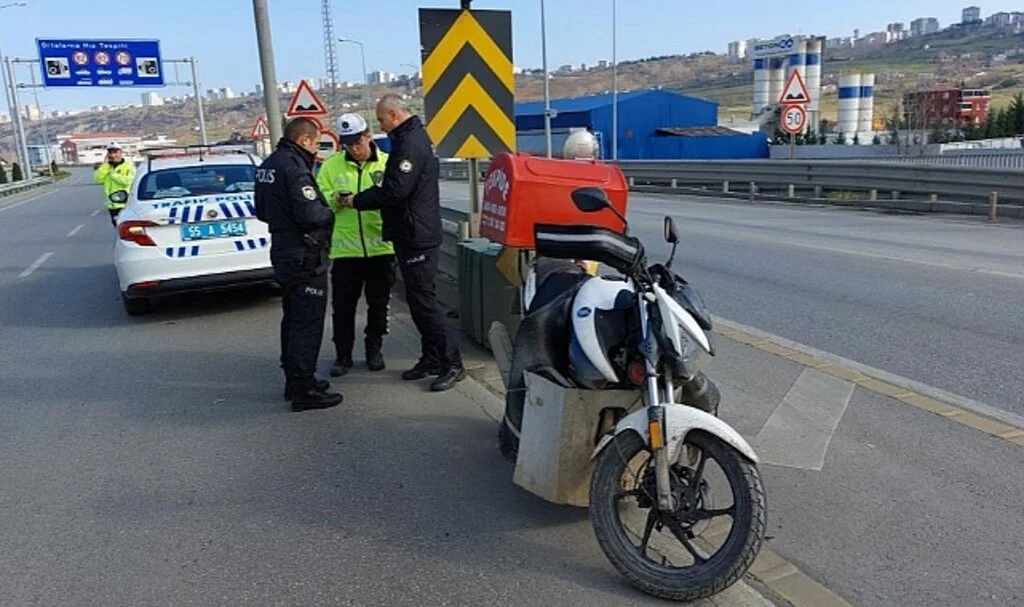 Samsun'da Otomobil Motosikletli Kuryeye Çarpıp Kaçtı: 1 Yaralı