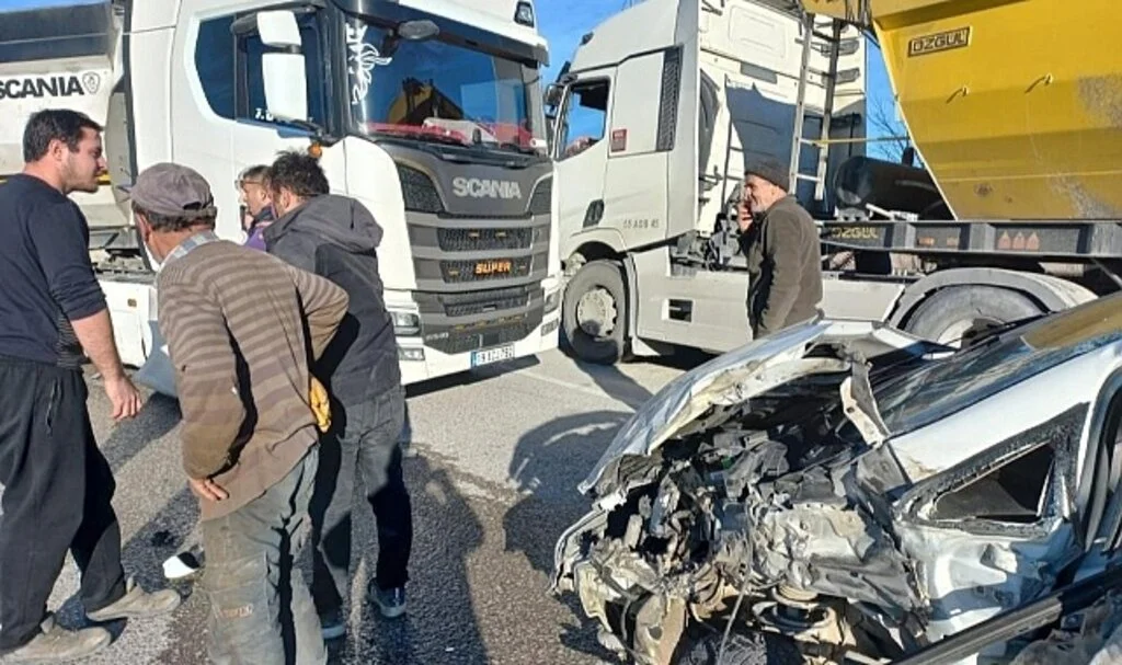 Samsun'da Otomobil Tıra Arkadan Çarptı: 3 Yaralı