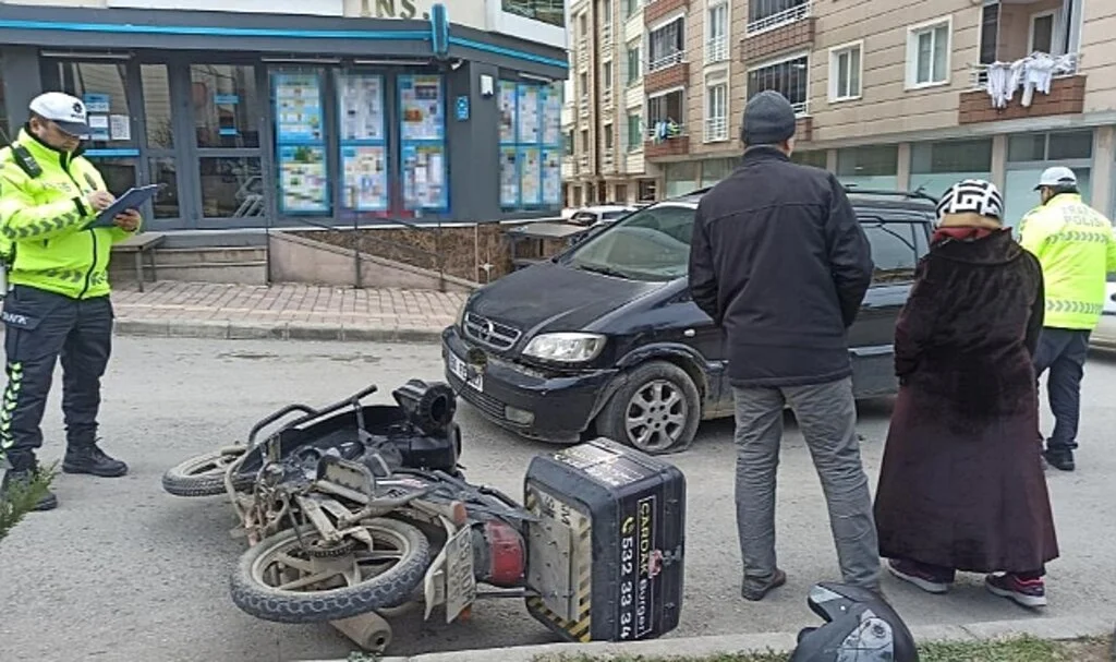 Samsun'da Otomobilin Çarptığı Kurye Yaralandı