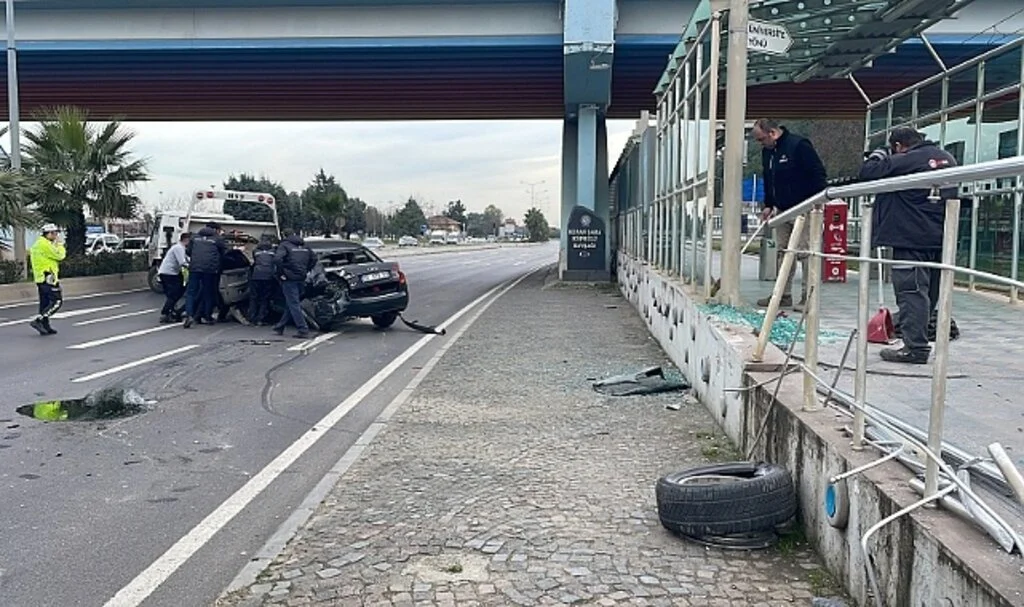 Samsun'da Otomobilin Çarptığı Tramvay Durağında Hasar Oluştu