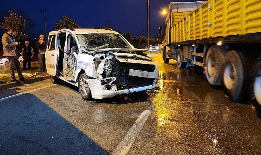 Samsun'da Tıra Çarpan Hafif Ticari Araçtaki Çift Yaralandı