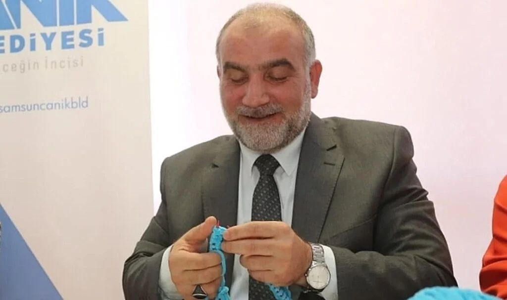 Samsun'un Canik Belediye Başkanı Sandıkçı Öğrenciler İçin Atkı ve Bere Ördü