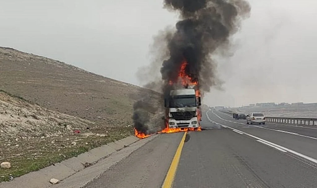  Şanlıurfa'da Seyir Halindeki Tır Alev Topuna Döndü