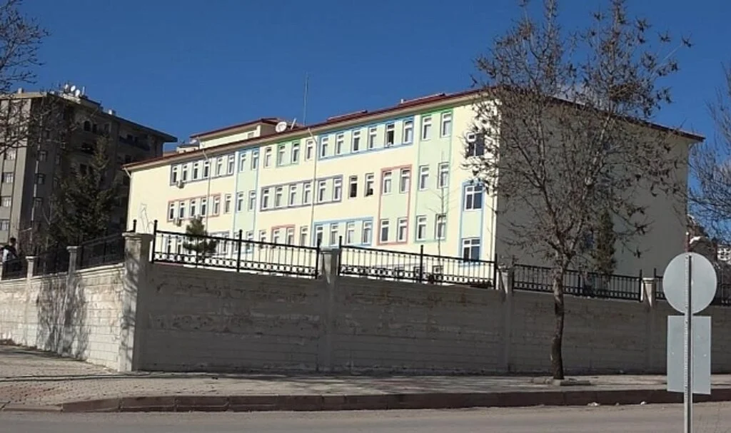 Sınav Sonucu Kötü Gelen Öğrenci 2'nci Kattaki Sınıfından Aşağı Atladı