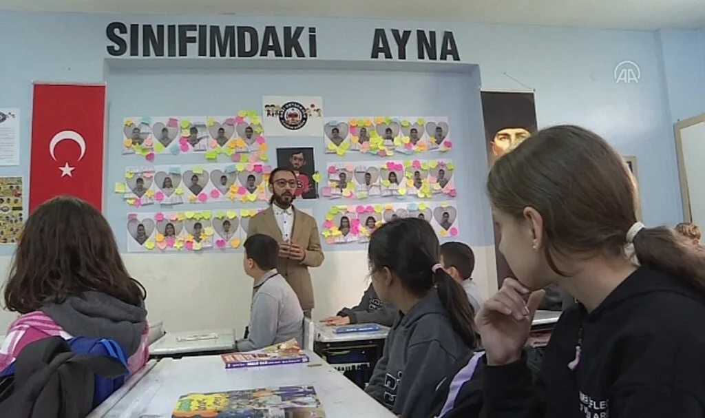 "Sınıfımdaki Ayna" Projesiyle Öğrencilerinin Olumlu Davranışlarına Katkıda Bulunuyor