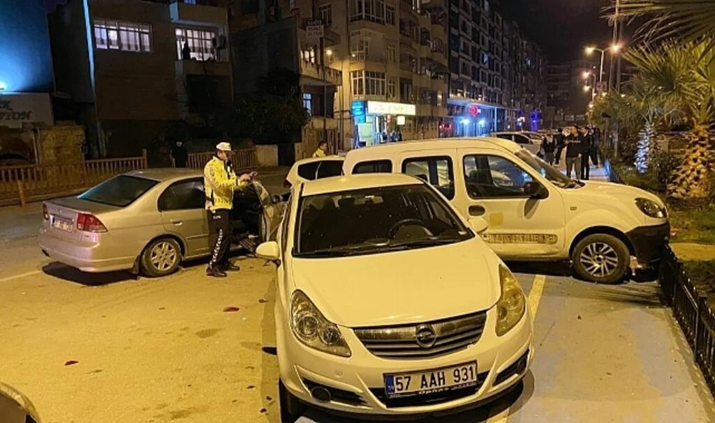 Sinop’ta Kontrolden Çıkıp Virajı Alamayan Otomobil 4 Aracı Biçti