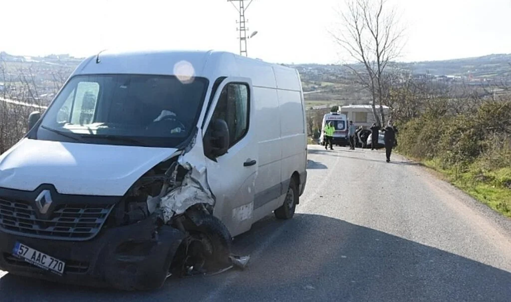 Sinop’ta Minibüsle Otomobil Çarpıştı: 1 Yaralı